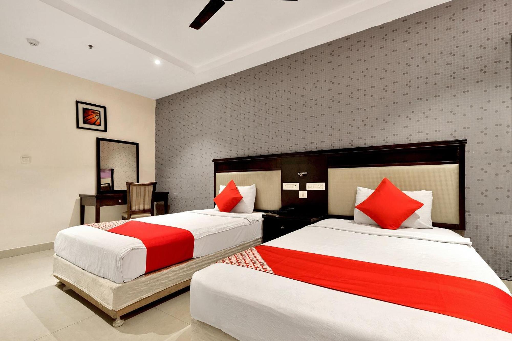 Capital O Rudra Grand Near Kondapur X Road Hotel Exterior foto
