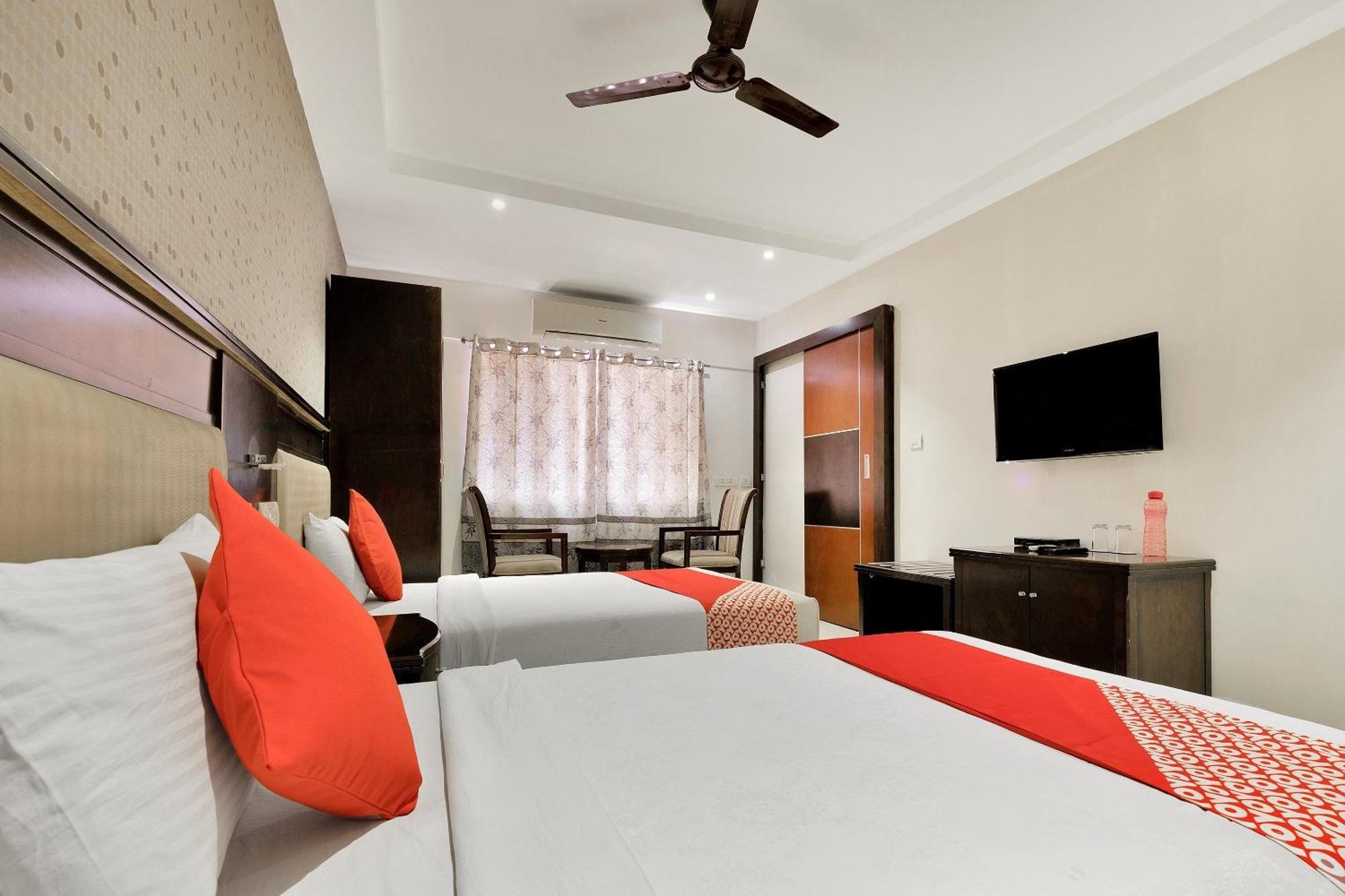 Capital O Rudra Grand Near Kondapur X Road Hotel Exterior foto