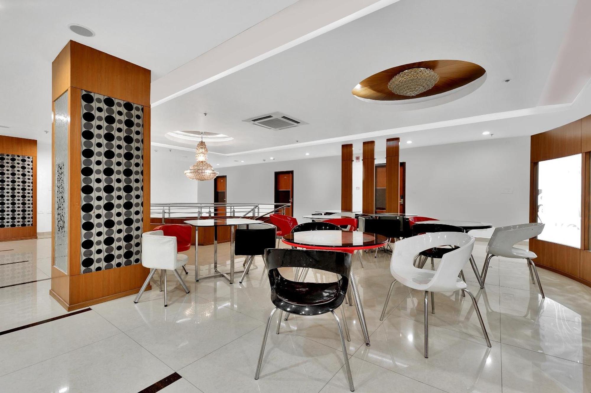 Capital O Rudra Grand Near Kondapur X Road Hotel Exterior foto