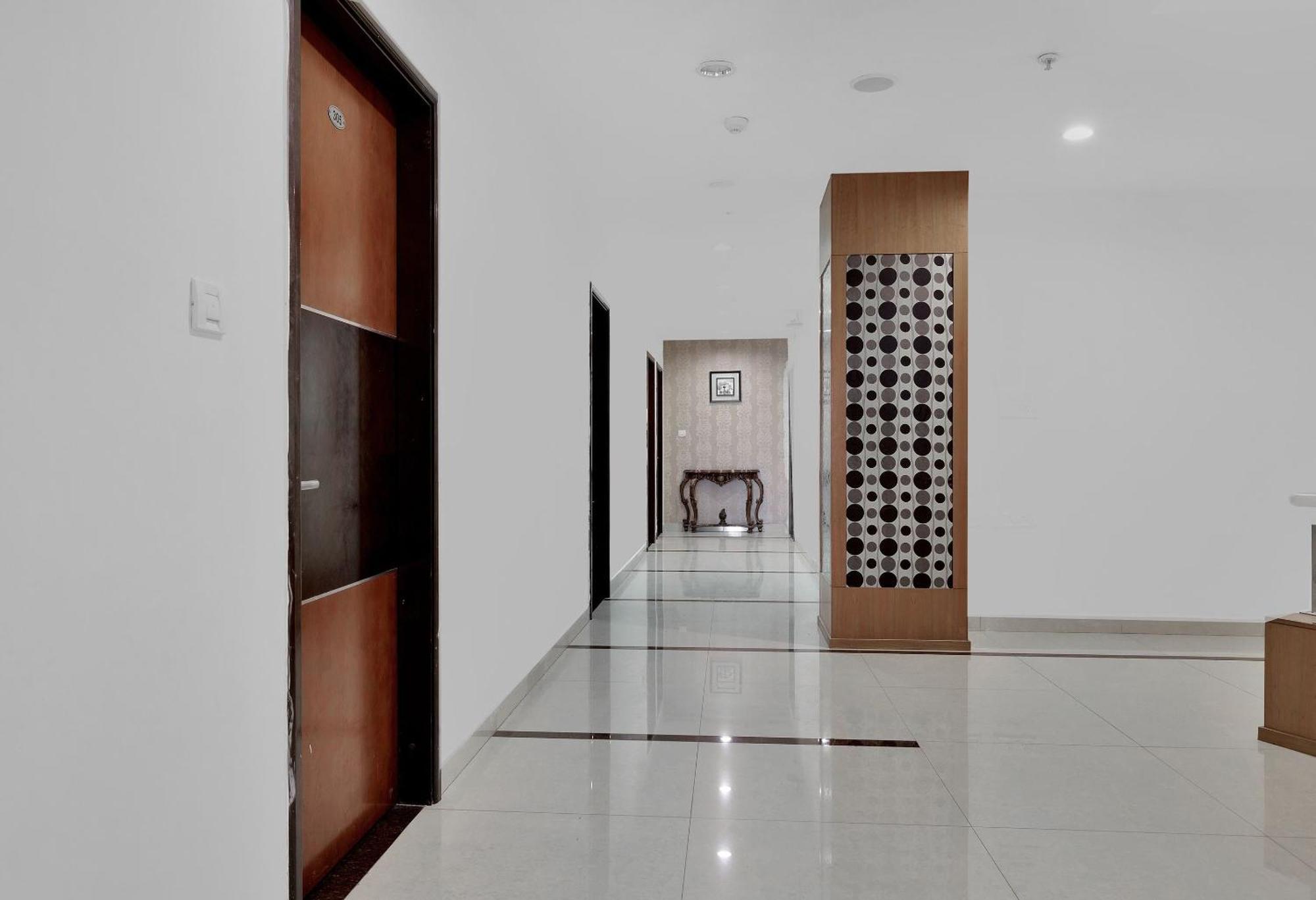 Capital O Rudra Grand Near Kondapur X Road Hotel Exterior foto